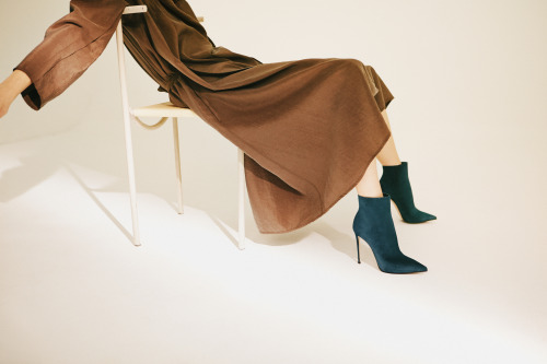 lesilla: Essence of Autumn. EVA ankle boot in “urban” nuance suede is the perfect m