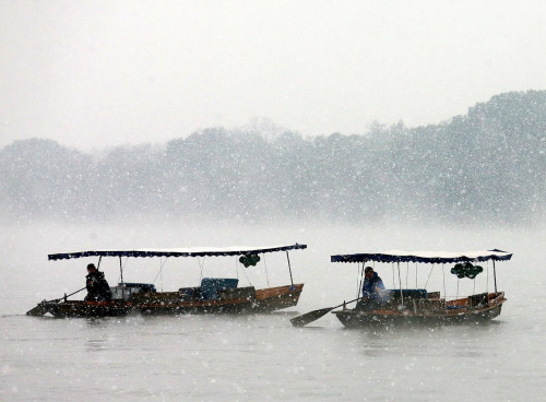 2015.12.5 Hangzhou, West Lake, China.  Photo from 视觉中国.《湖心亭看雪》——张岱 崇祯五年十二月，余住西