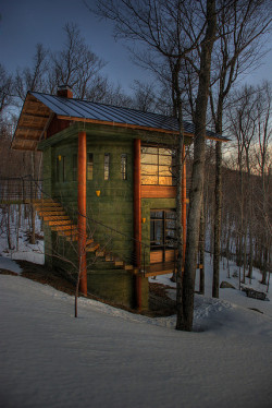 flintdawg:  outdoormagic:  Treehouse at sunset