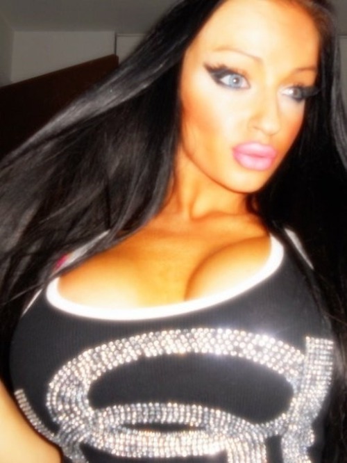 I like this slutty Barbie face..