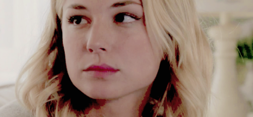 Emily Thorne in every episode: Resurrection (2x02)↳ “For those who believe in resurrection, death is