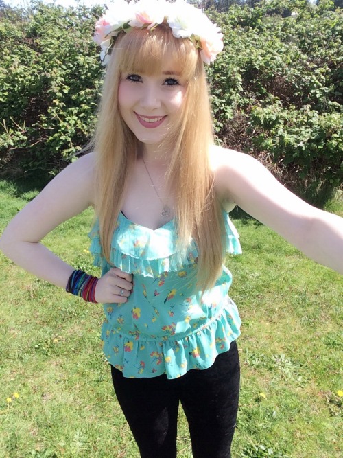 Took my ootd outside! ☀ My arms look huge though 