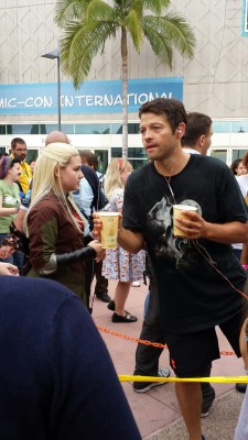 mishanarry:  doctorrocketsciencemonster:  So it’s 8 in the morning, we’re all waiting in line for the Supernatural panel, &amp; naturally who shows up but the wonderful Misha Collins, who literally has coffee for everyone waiting in line. Thanks for