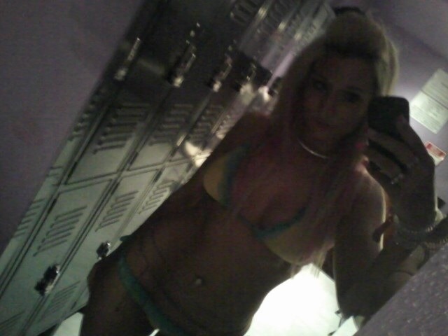 moneymotivatedblonde:  Look at all my stripper pics. LOOK AT THEM