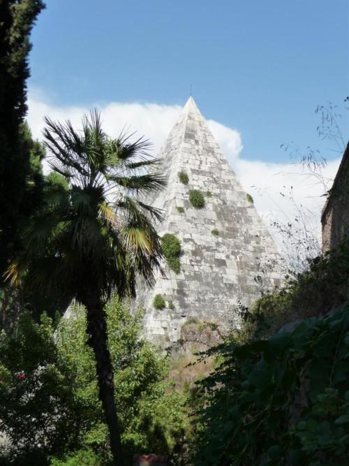 Cestius pyramid (18-12 BCE) seen from protestant cemeteryRome, July 2012