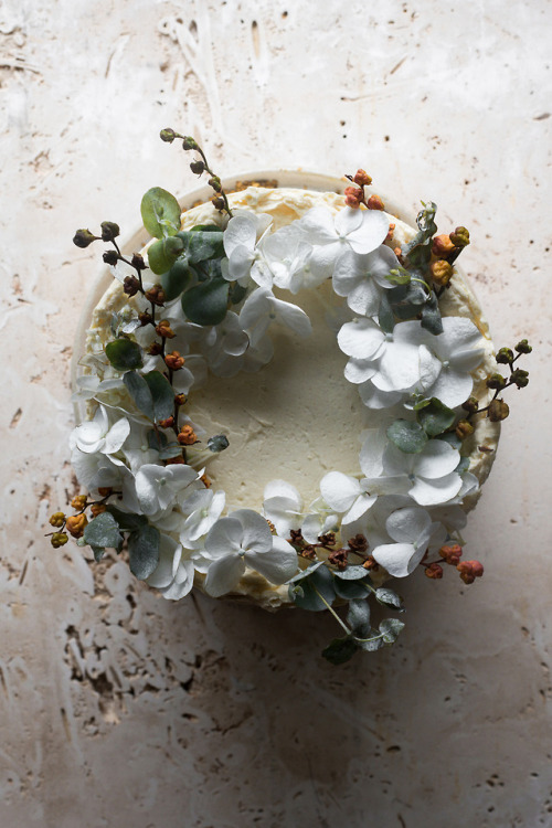 sweetoothgirl: VANILLA BEAN CHAMOMILE CAKE WITH HONEY MOUSSELINE BUTTERCREAM