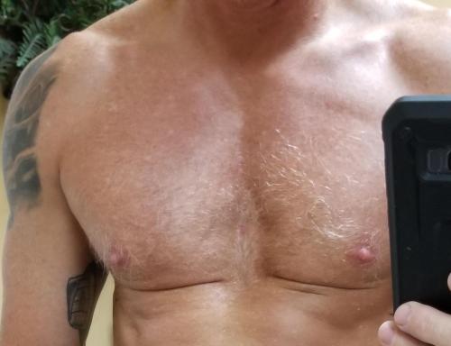 I could chew on this dilfs nipples for hours!