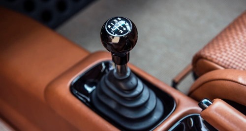 supramitch: itsbrucemclaren: Singer 911 Porsche  That interior is beautful