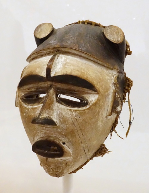 Face mask (ichahoho or adomanyi) made by the sculptor Okati of the Idoma people, Ojakpama village, N
