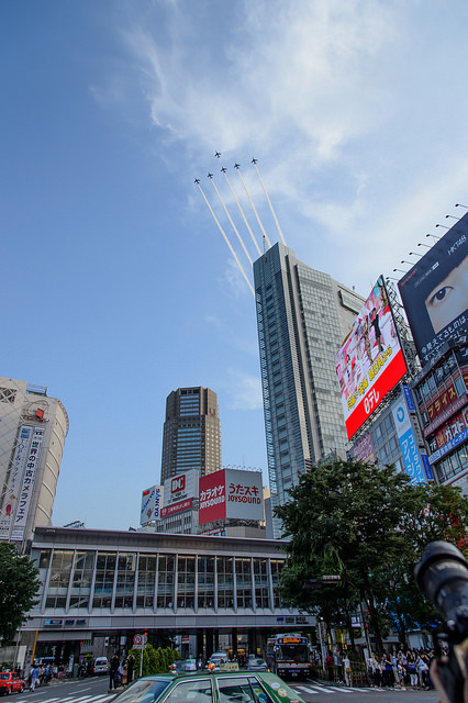 twinleaves:  Blue Impulse at Shibuya Crossing by kariya on Flickr. 