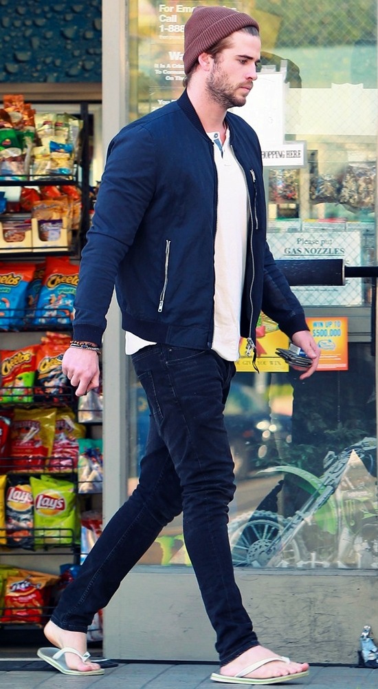 starringroles:  Liam Hemsworth candids 2
