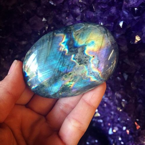  at those pretty colors This Labradorite palmstone is gorgeous! Purple is a much rarer color in Labr