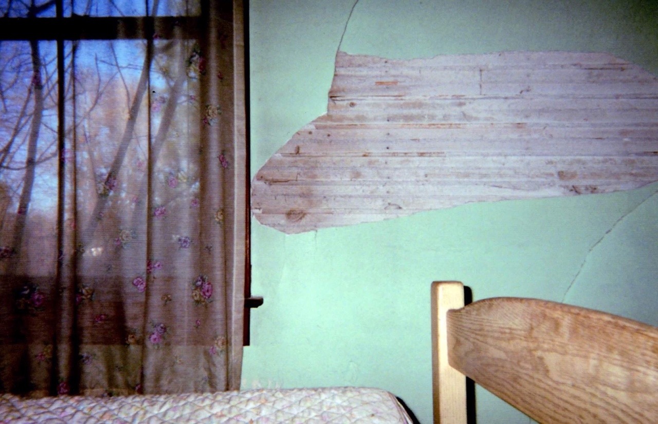 babywuv:Lil bedroom in an abandoned house