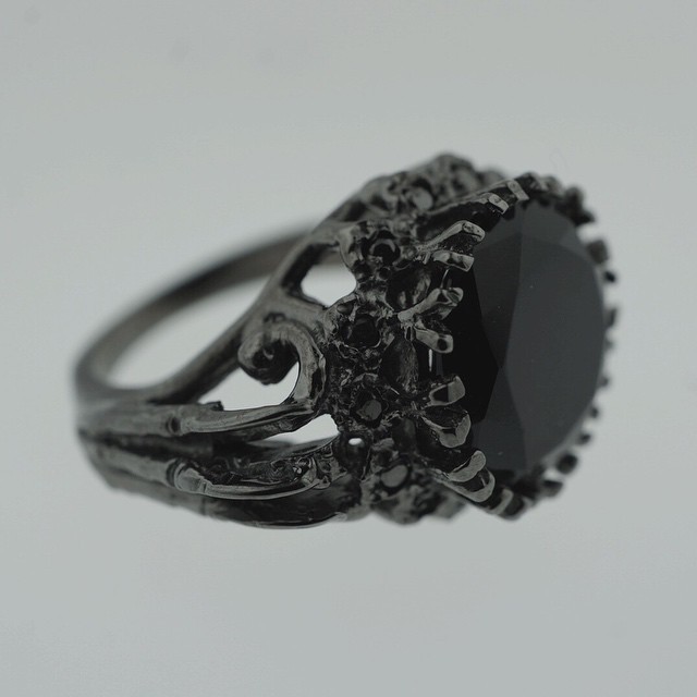 bloodmilk:  Darker, My Love. Black gold ‘Belonging to the Darkness’ ring with