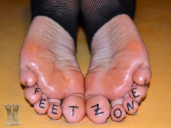 leandrastootsies:   Dear Leandra, First things first: all the best for 2014 and may your feet stay as pretty as ever :-) Secondly: would you mind taking a picture of your perfect soles with “feetzone” written across your toes? I’d put it on my blog