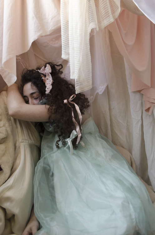 aikycosette:i will sleep in my castle of clothes.Want to dress like a doll?