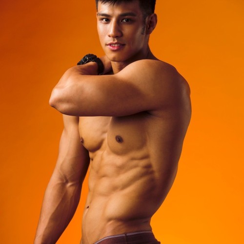 sunshyneyabago:handsome & fit underwear model … Tall, built and tanned… not sure about hu