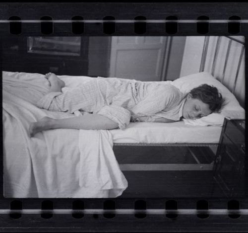 hauntedbystorytelling:    Robert Capa :: Gerda Taro sleeping, Paris, 1935-36 / International Center of Photography  via flickr  more [+] Gerda Taro posts  more [+] R. Capa posts in this blog 