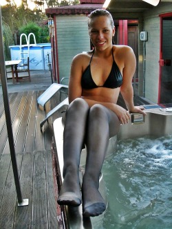 mrcolorde:  so hot pantyhose in the tub 😋