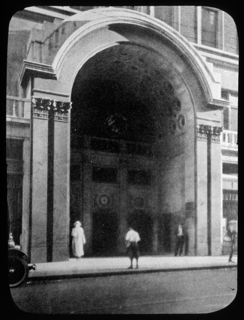 TheDixie Terminal building opened in 1921. Designed as a transportation centerserving Cincinnati and