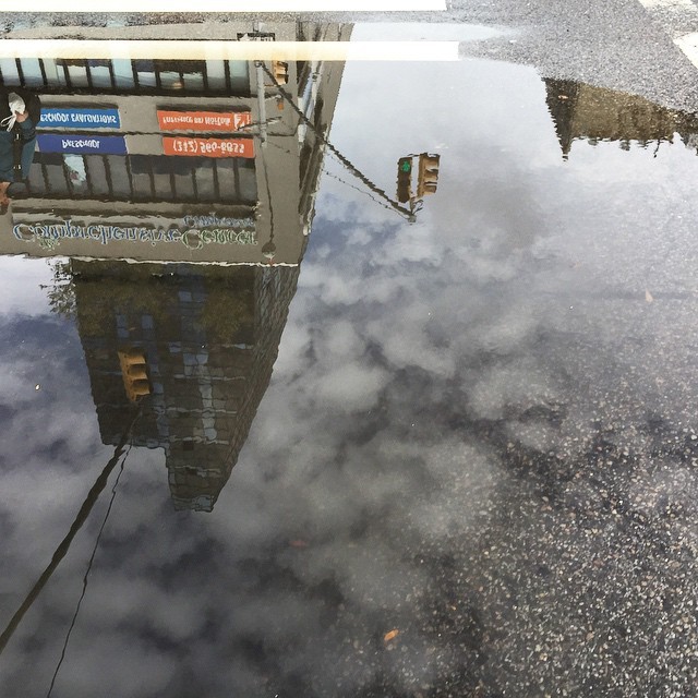 Blue Tower Upside-down. Rainy New York. Beautiful day at beautiful Lower East Side. #strips #water #Reflection #les #nyc #manhattan #bluetower #Delancy #лужи #ньюйорк #осень #светофор #Манхэттен (at Delancey Street – Essex Street)