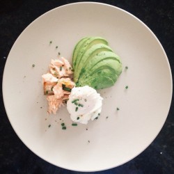 Brunch on a chill Saturday at home 😊 poached egg+avo+grilled salmon