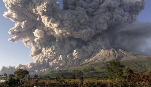 rezime:Karo, IndonesiaMount Sinabung volcano erupts, photographed from the village of Kuta Rakyat in