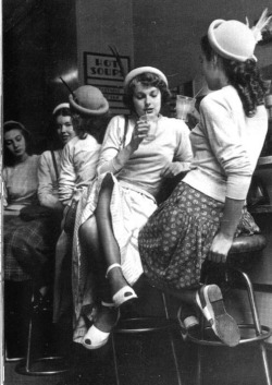 vintagechampagnefever:  1940s teenagers at the diner  