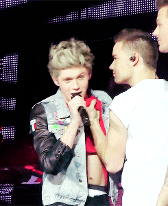 yaareadirectioner:  LOOK AT NIALL’s BODY!!!  And I’m like  I mean remember this