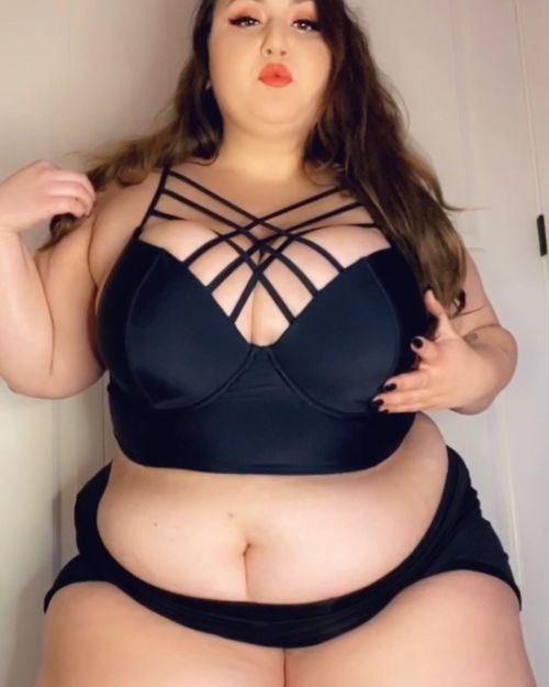 fat-heels: schnedd:  beacurvylady:  cutefatmango   OH MY FUCKING GOD!! 😳😳😳 😍😍😍 💋💋💋  👠👠👠 Fat Heels  ❤️❤️❤️❤️    Lecker 😍❤️😘