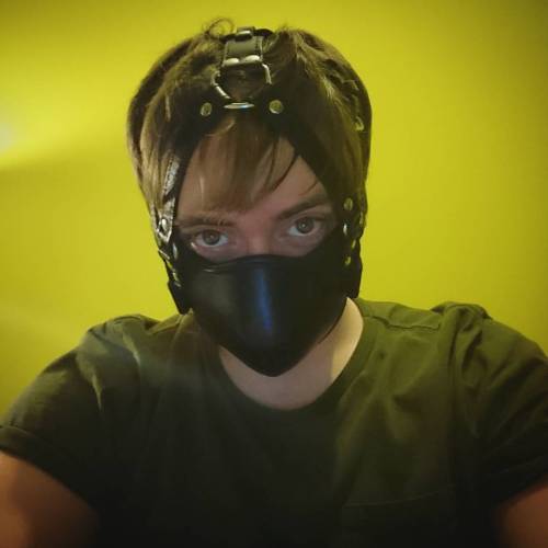 skynet50:  gaggedsublove:  Waiting for Master to get home and use me.  Nice muzzle  