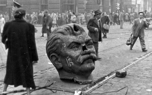 historium:The decapitated head of Joseph Stalin statue during the Hungarian Revolution of 1956.