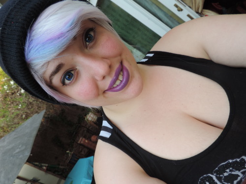 hypnomilk:I put on some purple lipstick today so I thought I’d show offmaybe put on some contacts an