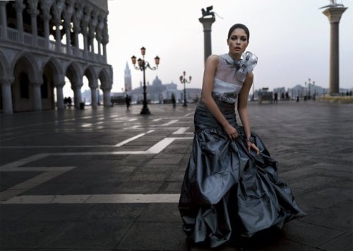 Sandrah Hellberg at the Piazza San Marco in “Venedigromantik” for Elle Sweden, January 2009. Photogr