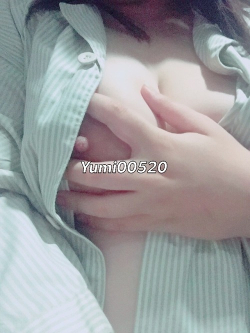 yumi00520: 優米最近真的很忙， 再加上月事不順已經很久沒好好的愛愛了 於是趁著晾衣服在陽台露出一波 不得不說蠻舒壓的 鄰居會發現這邊有一個淫娃在揉奶自拍嘛w