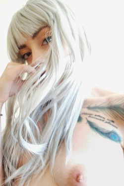 uremysweetapocalypse:  self-portrait x wig (please only reblog with caption intact) 