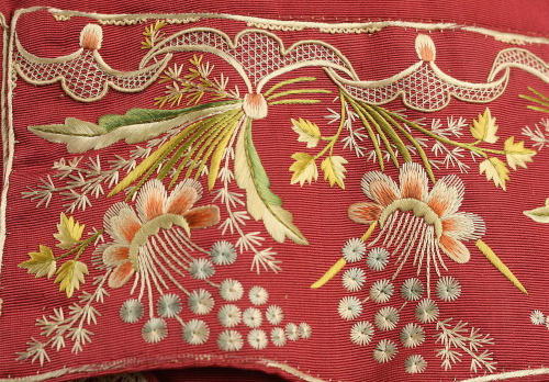 ephemeral-elegance:Embroidered Suit with Contrasting Waistcoat, ca. 1775-80via The Met