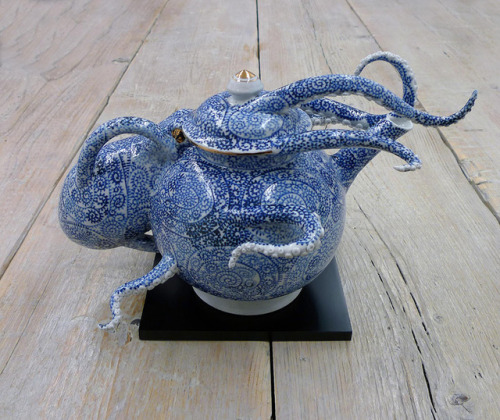 copperbadge:bioloyg:itscolossal:Octopi Embedded in Ceramic Vessels by Keiko Masumoto@waldosakimboCep