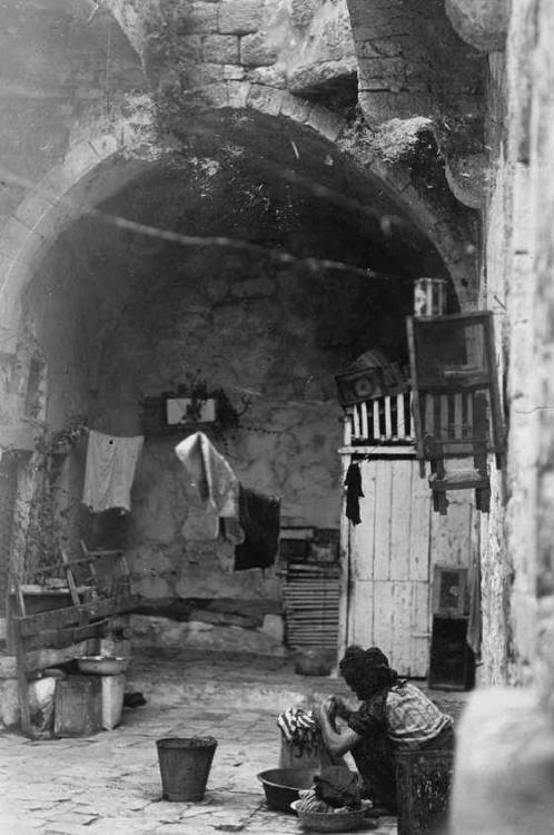 momo33me:House in the village of Deir Yassin in 1941