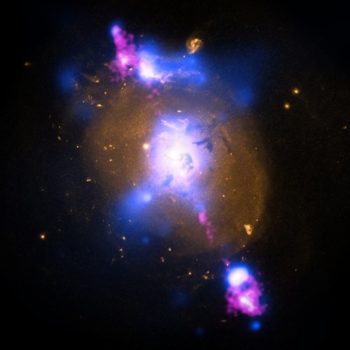 into-theuniverse:Galaxy 4C+29.30: at the center is a supermassive black hole with a mass 100 million