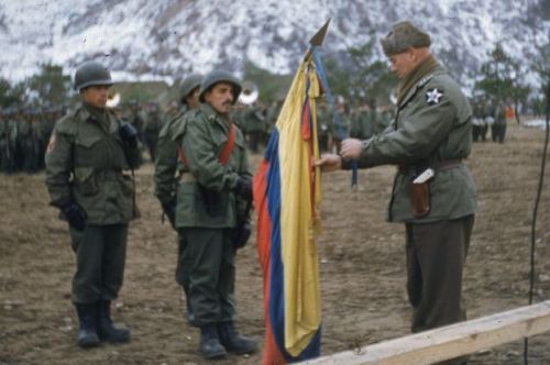 enrique262: Ultra rare color photos of Colombian soldiers in the Korean War, taken by artillery corp