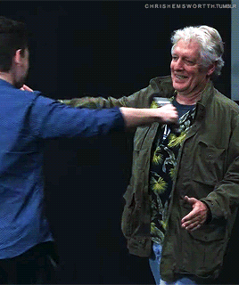 chrishemswortth:Bryan Dechart meets and hugs Clancy Brown at the NYCC
