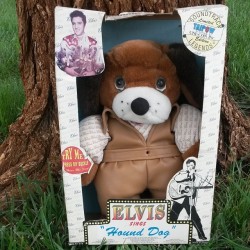 whatsthetalenightingale:  That’s right. Be jealous. At the thrift store the other day I found wait for it….. THE Official Elvis Presley “Hound Dog” Hound Dog. #elvispresley #elvis #stuffedanimal #toy #collectible #hounddog #hound #vintage #stillinbox