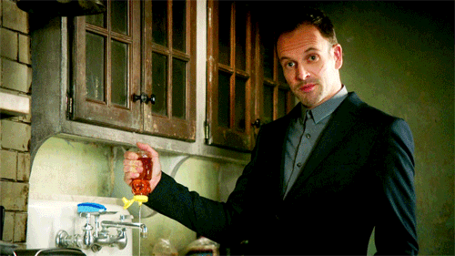 aspiestvmusings:Sherlock vs Honey Bear, pt 2 Elementary 4x10 Alma matters