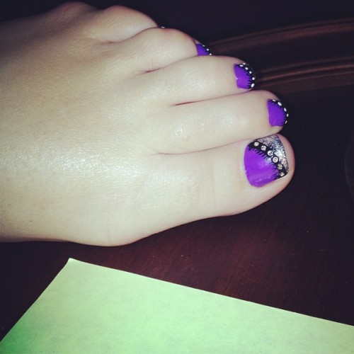 mindimisfit: #pedicure #purple #toes #design my lovely foot!