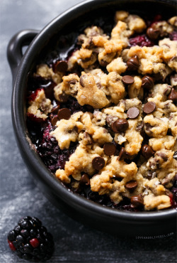 do-not-touch-my-food:  Blackberry Chocolate Chip Cookie Crumble  oh yes yes yes!!