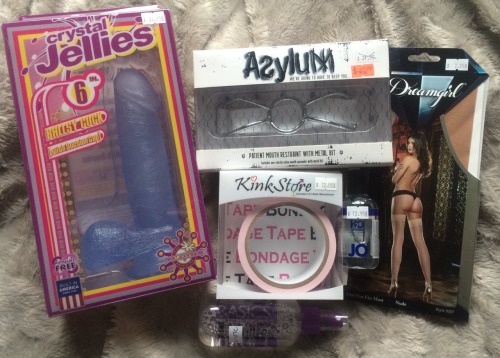 My boyfriend worked at 10am so I stopped by a sex shop on the way home. No regrets…