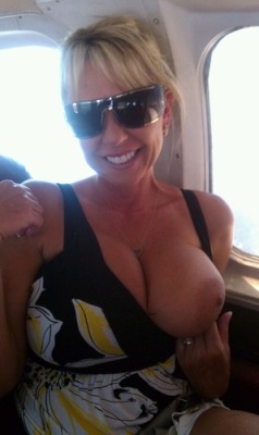 Airplane Flash: no panties on this plane!