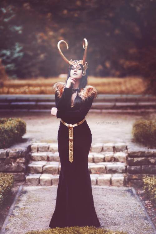 gothicandamazing:    Model: Silver WolfiePhotographer: Inspire me (www.facebook.com/inspireme.photography)MuA: Wytyczne kosmetyczne blogWig: Annabelle’s WigsStylist: Larva - Victorian Steampunk Welcome to Gothic and Amazing | www.gothicandamazing.org