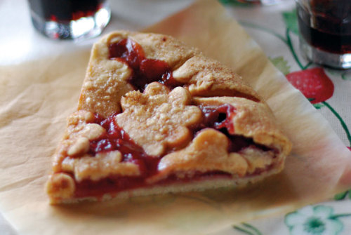 veganrecipecollection:  (via Strawberry Pie | Essential Vegan)  Loos so delicious right niw